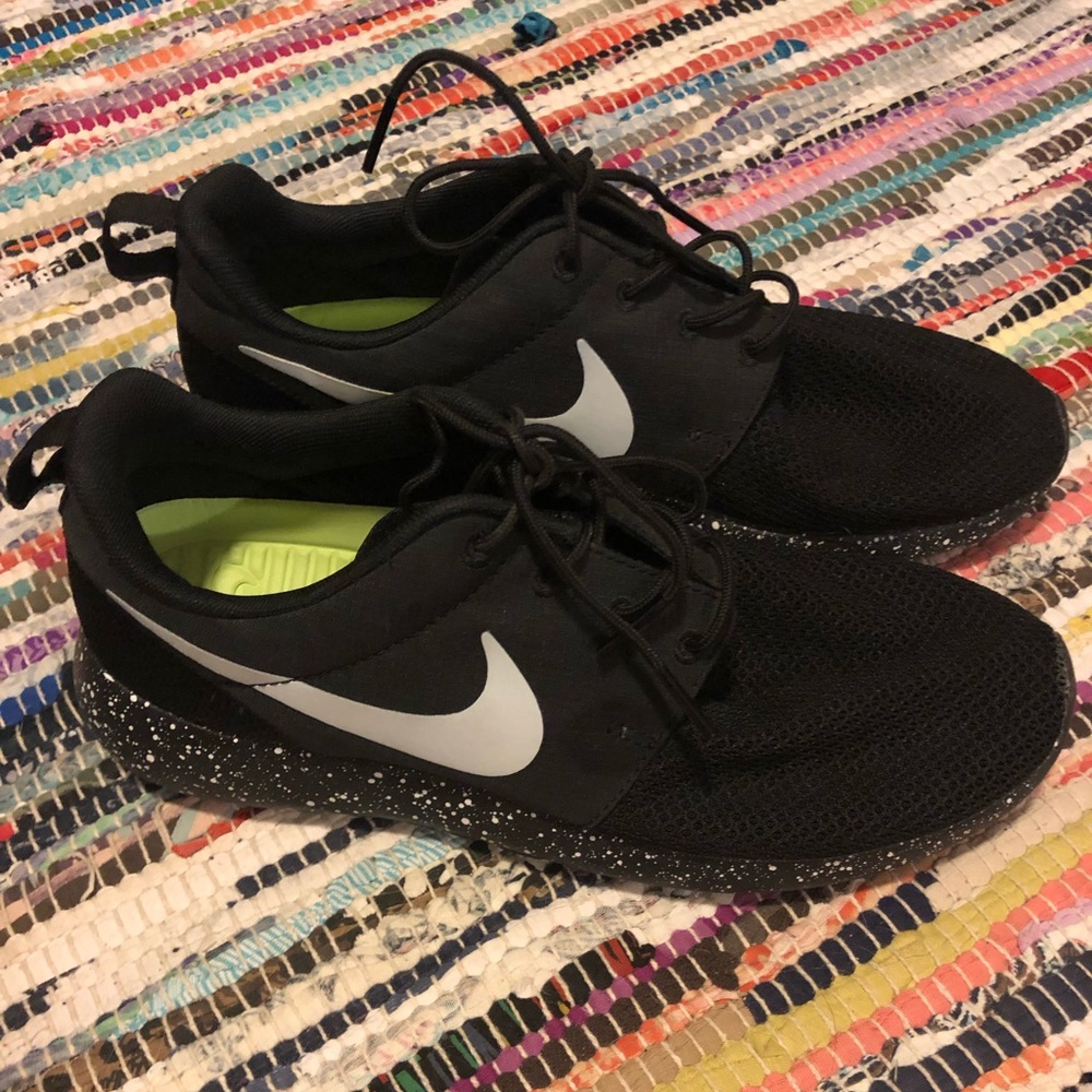 Nike Black and White Speckled Roshe Runs